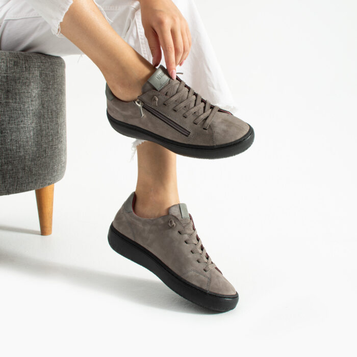 Дамски сиви спортни обувки от набук Gao