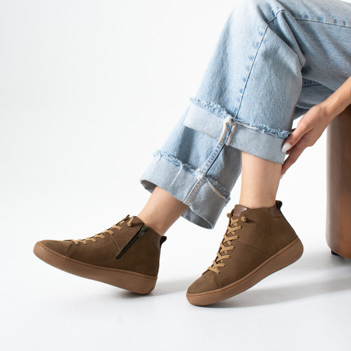 Дамски кафяви спортни боти до глезена от набук Amazonia