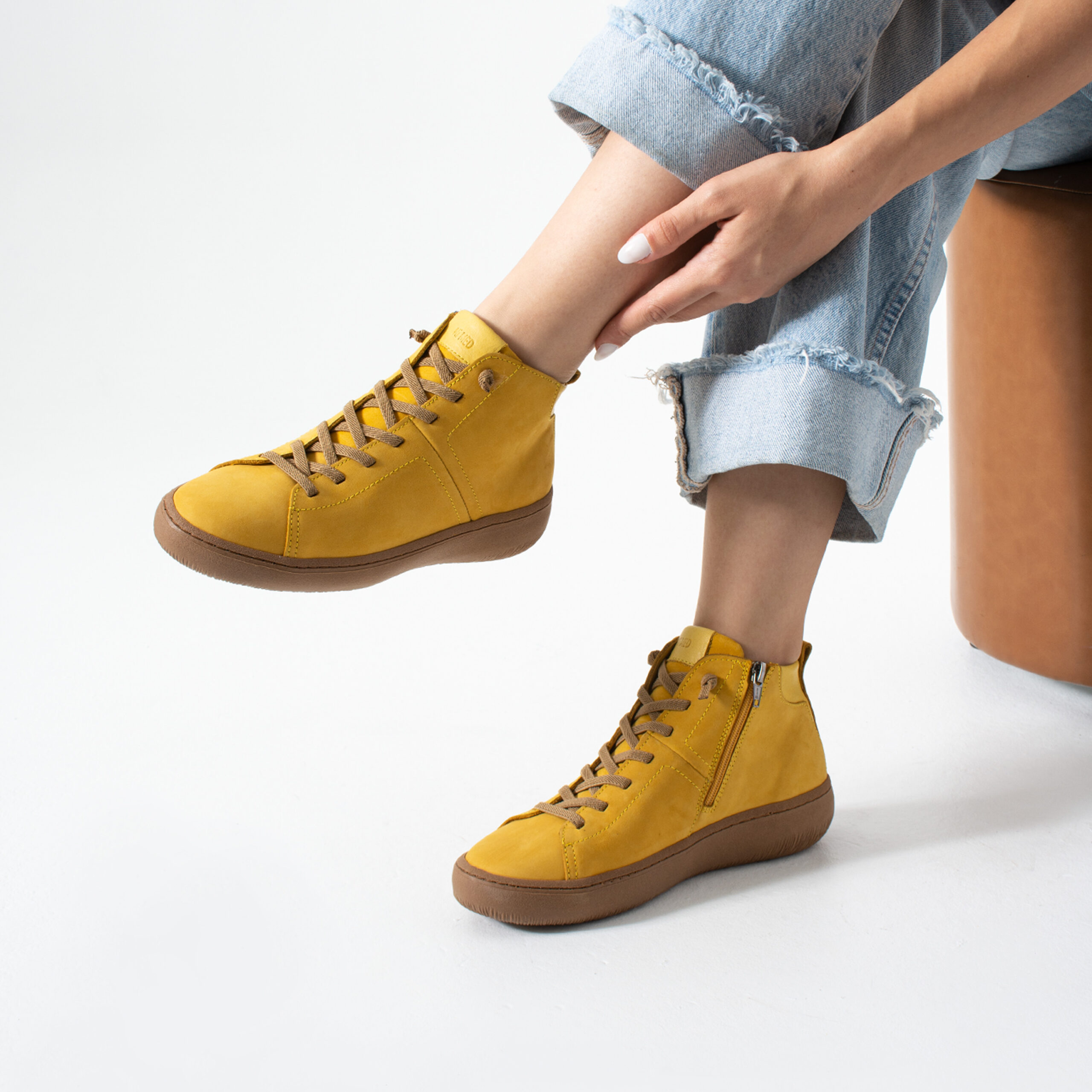 Дамски жълти спортни боти до глезена от набук Amazonia Дамски жълти спортни боти до глезена от набук Amazonia