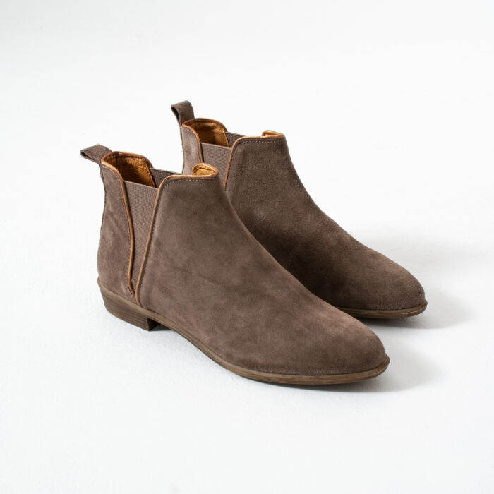 Дамски кафяви елегантни равни боти от естествен велур Monte