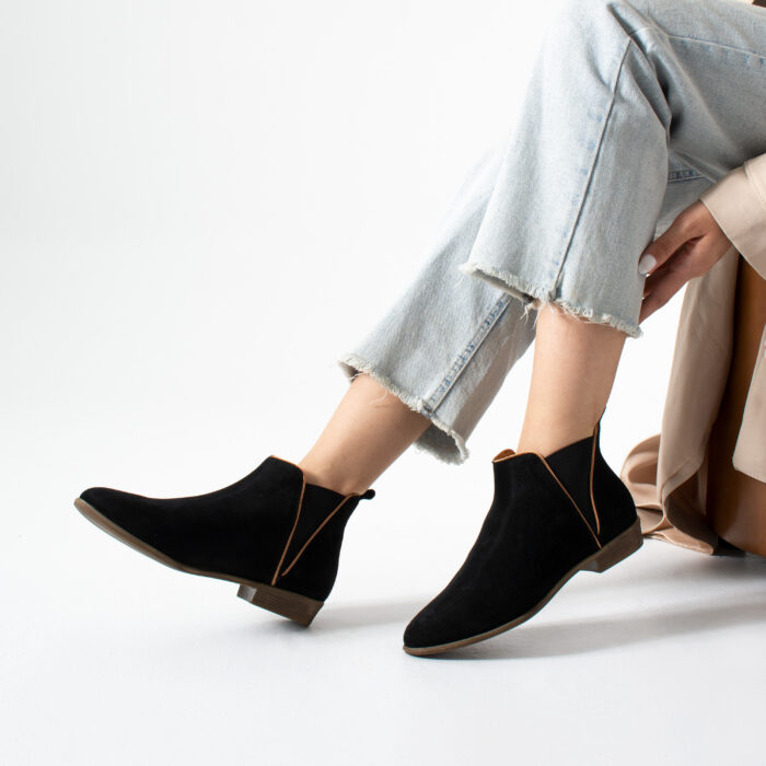 Дамски черни елегантни равни боти от естествен велур Monte