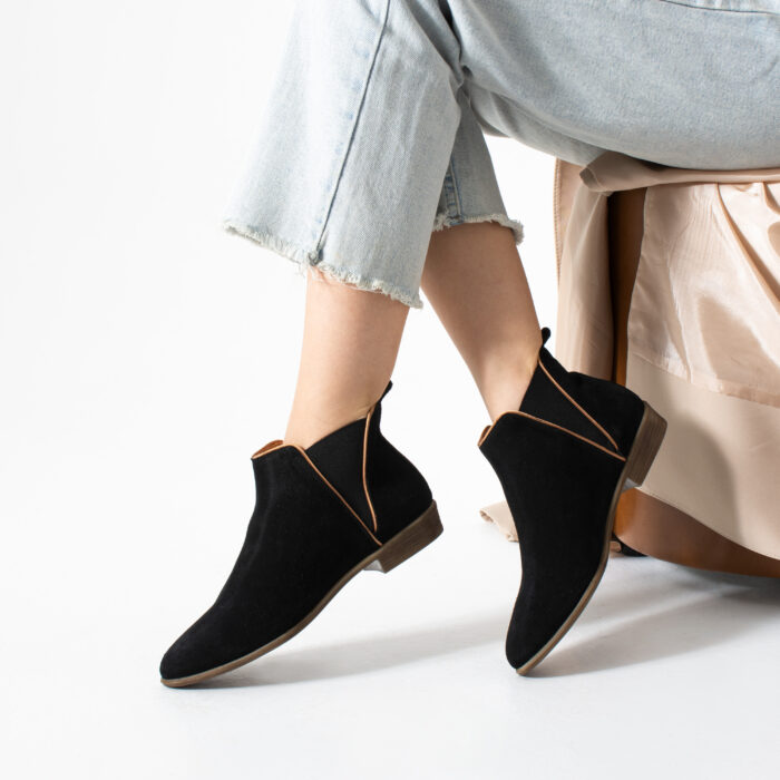 Дамски черни елегантни равни боти от естествен велур Monte