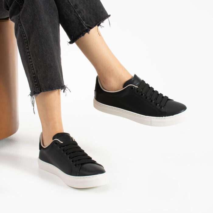 Дамски черни кецове от естествена кожа Harar