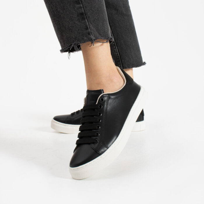 Дамски черни кецове от естествена кожа Harar