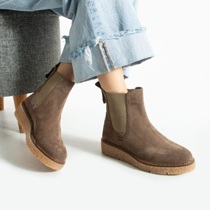 Дамски кафяви боти от естествен велур Zaria