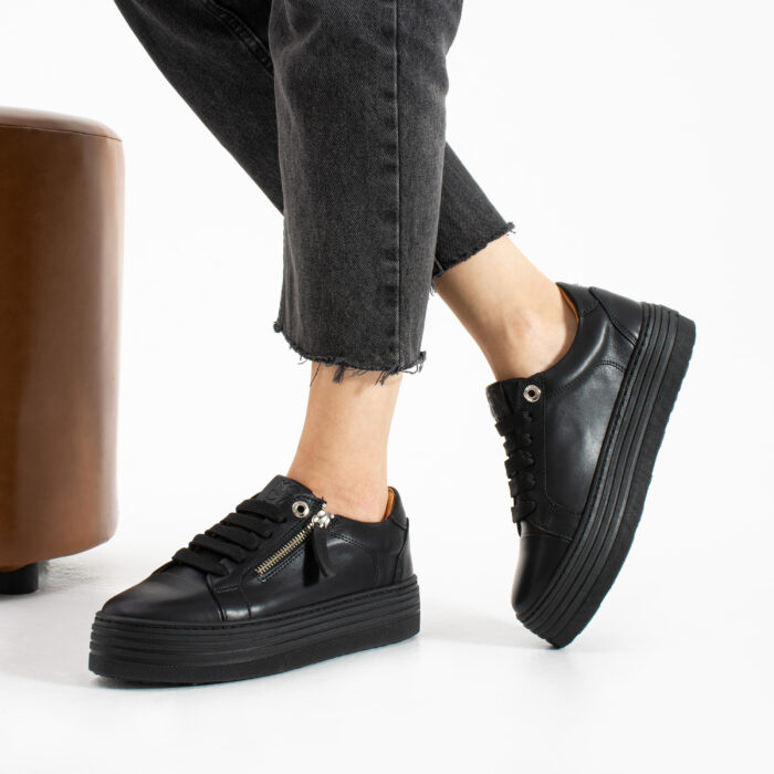 Дамски черни кецове от естествена кожа Karnak