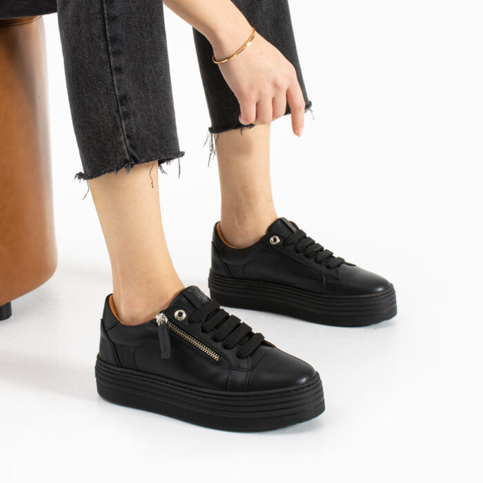 Дамски черни кецове от естествена кожа Karnak