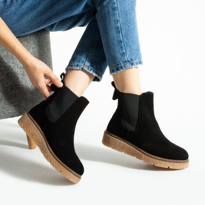 Дамски черни  челси боти от естествен велур с каучукова подметка Tabia