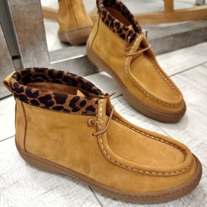 Дамски кафяви кларкове от естествен набук с каучукова подметка Omaya