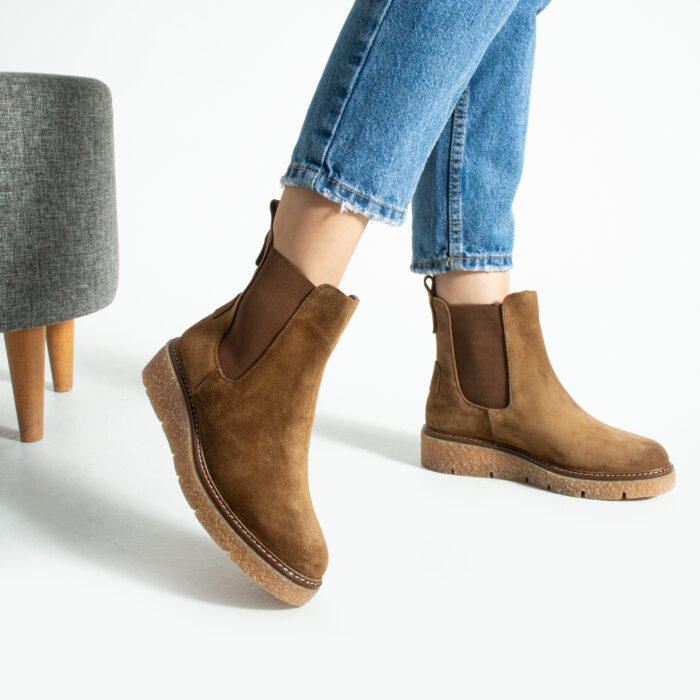 Дамски кафяви челси боти от естествен велур с каучукова подметка Tabia