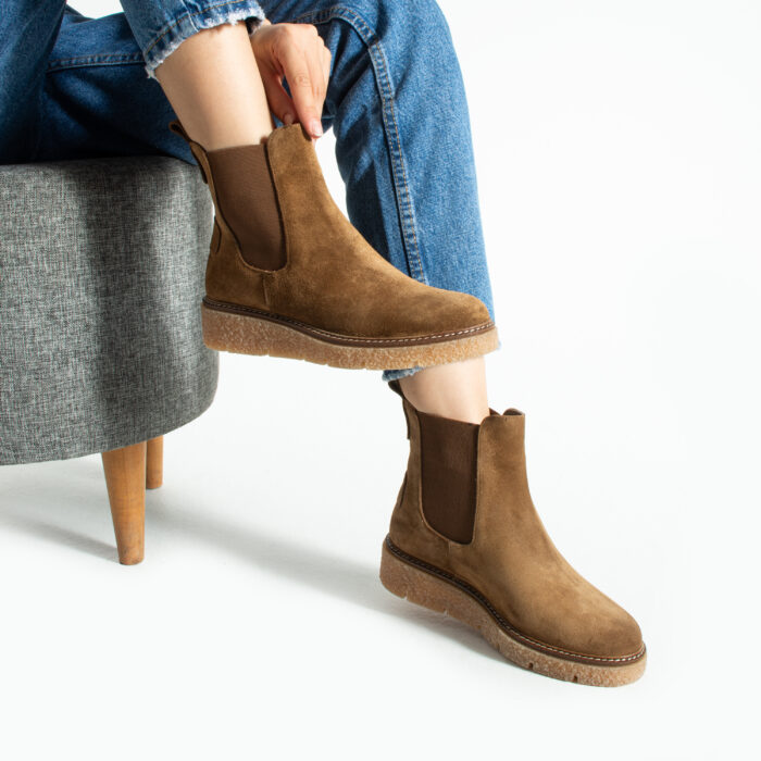 Дамски кафяви челси боти от естествен велур с каучукова подметка Tabia